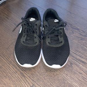 Brand new Nike unisex kids sneakers never worn. Size 5Y